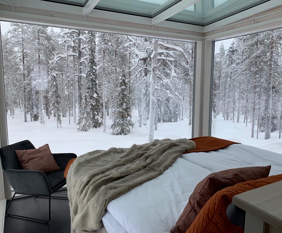 Iglus de vidro com vista 360° hospedam duas pessoas na Finlândia