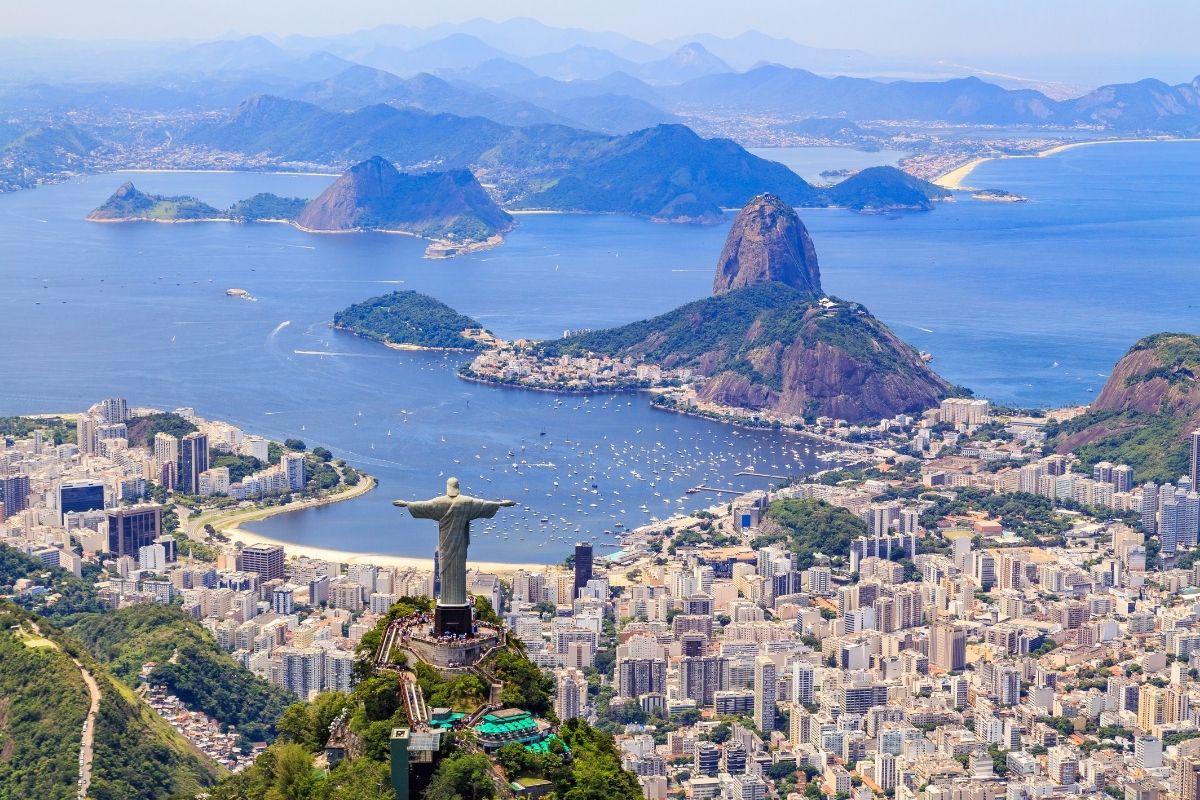 Vista aérea do Rio de Janeiro com o Cristo Redentor e Pão de Açúcar de pano de fundo
