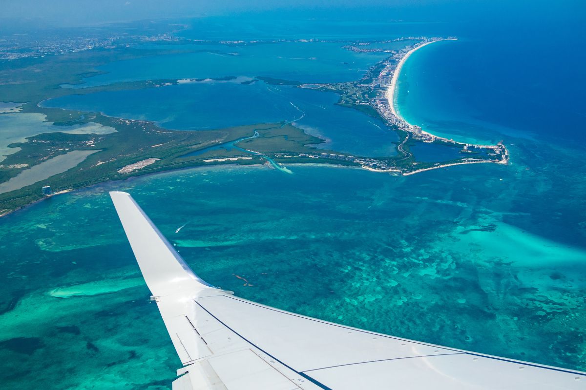 Zona hoteleira de Cancún vista da janela de um avião