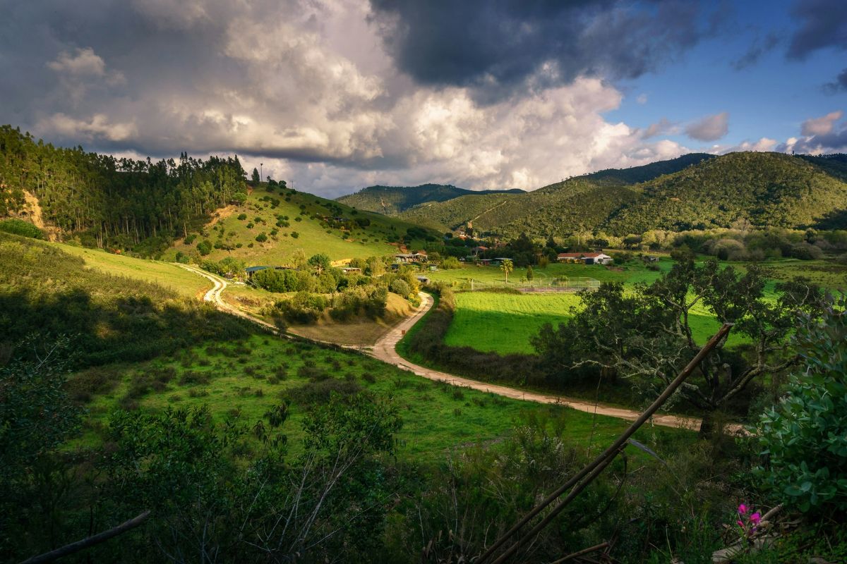 Área rural do Alentejo com campos e colinas