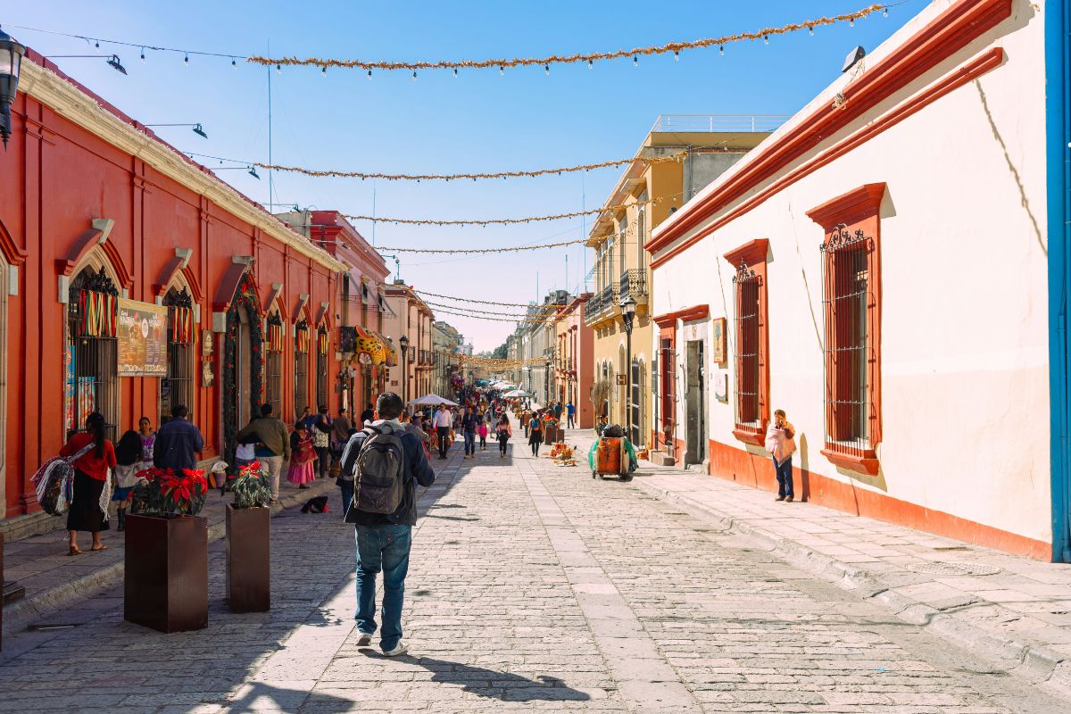 Pedestres caminhando no Andador Turístico de Oaxaca