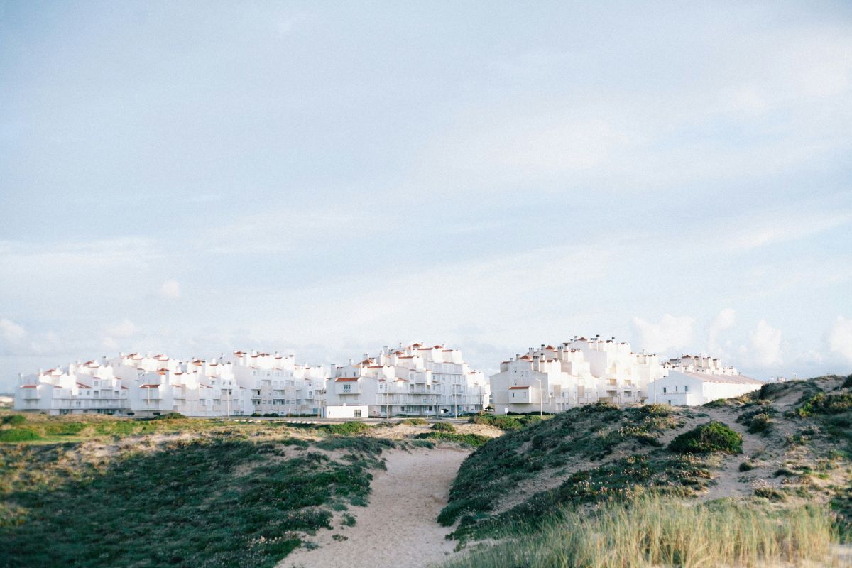 Edifícios residenciais brancos em praia de Peniche