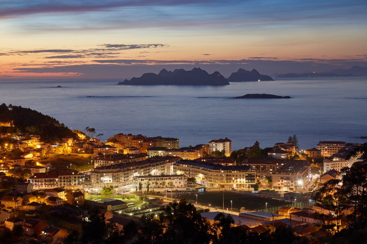 Panorama da vila de Baiona, Galícia, no pôr do sol