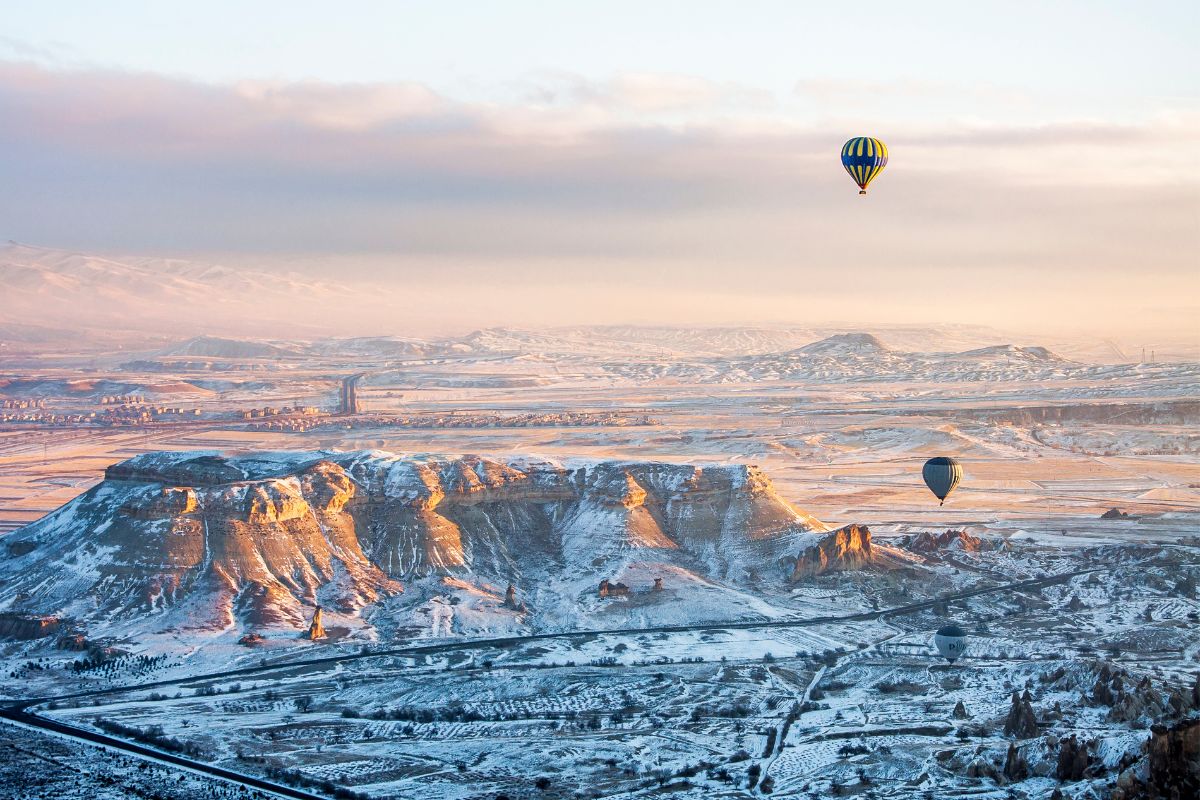 Montanhas da Capadócia nevadas durante o inverno