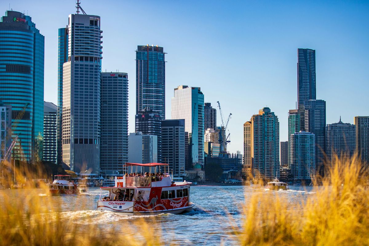 Balsa navegando em rio de Brisbane