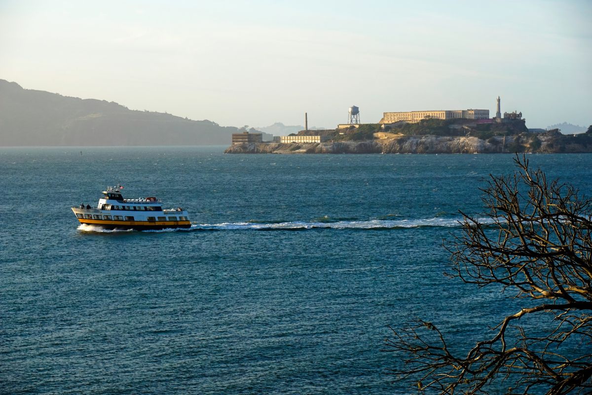 Barco navegando na baía de San Francisco, Califórnia