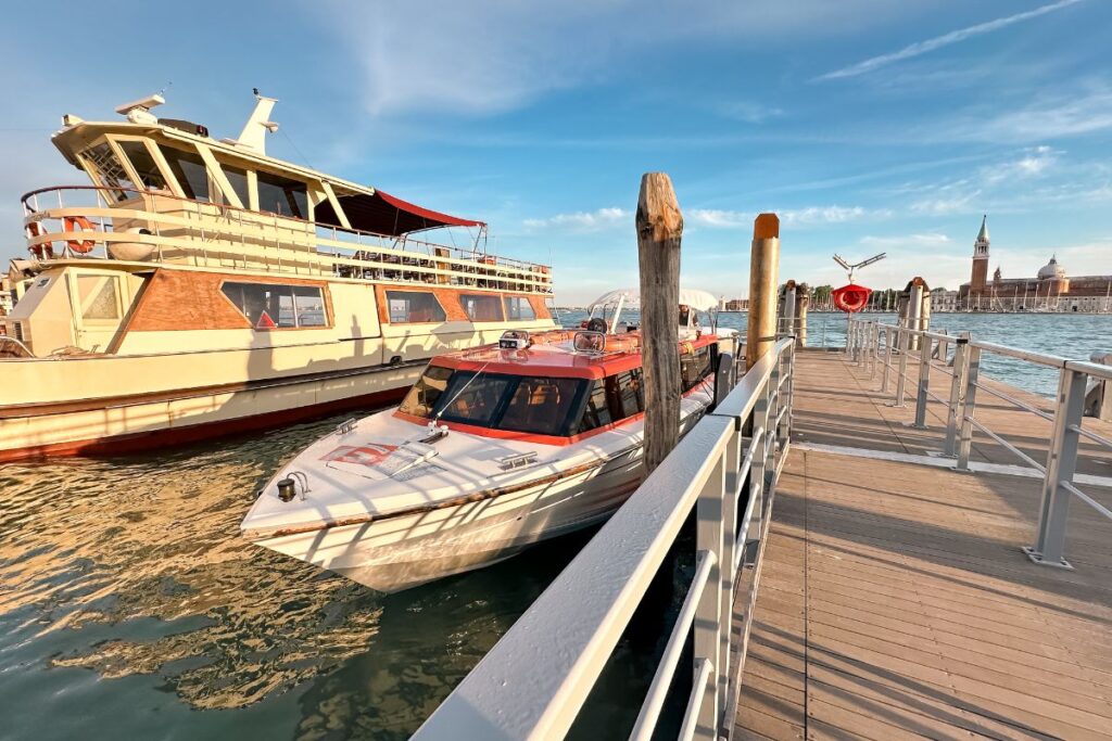 Barco atracado em cais de Veneza