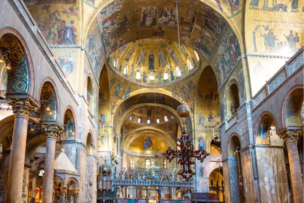 Mosaicos dourados no interior da Basilica di San Marco