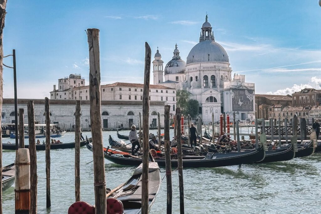 Basílica de Santa Maria della Salute vista do Canal Grande de Veneza