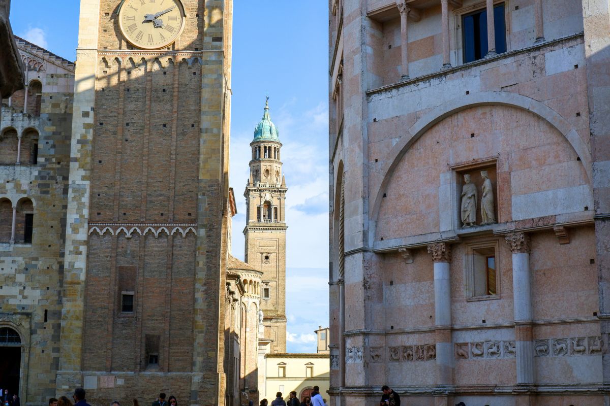 Detalhes do batisterio e da torre do Duomo de Parma