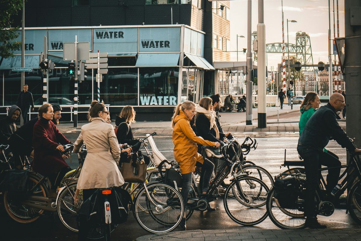 Pessoas em bicicleta nas ruas de Rotterdam