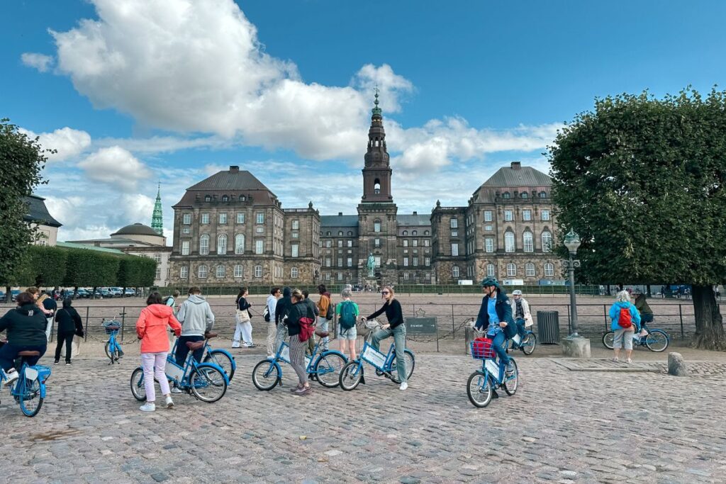 Ciclistas em um tour no Palácio de Christiansborg, em Copenhague