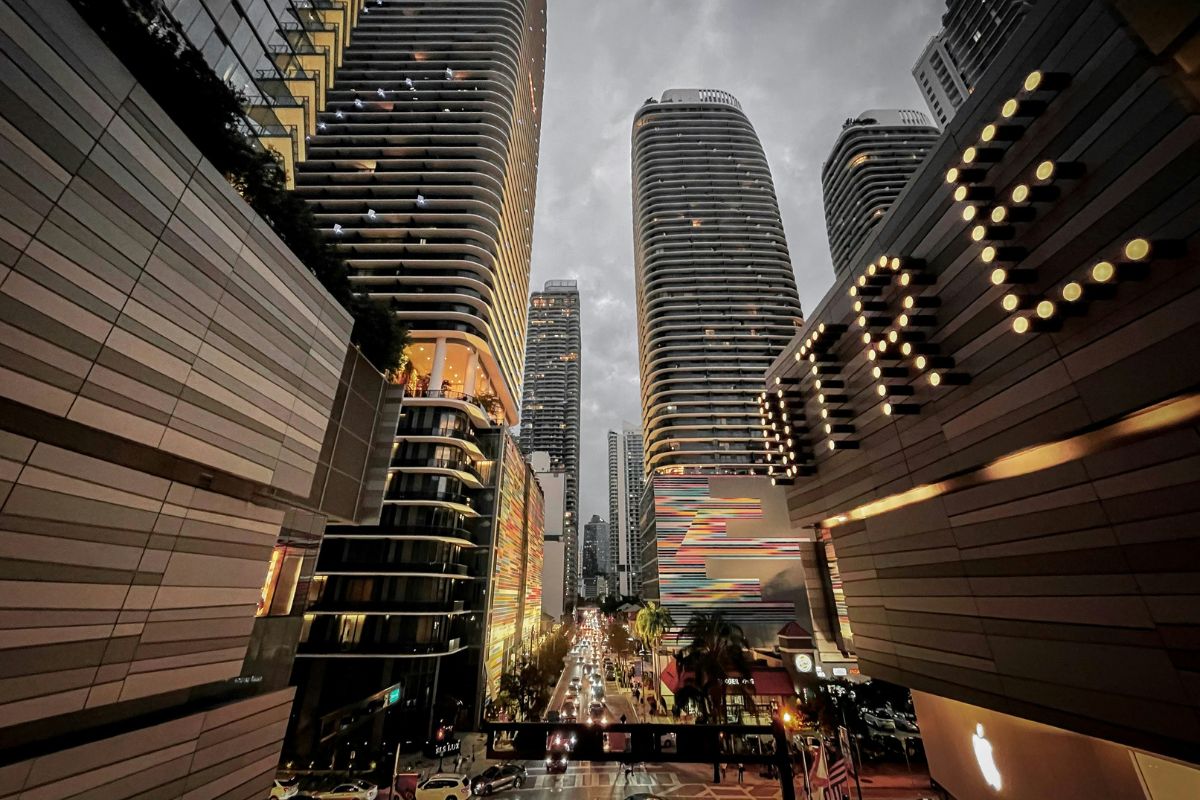 Avenida movimentada e com grandes prédios em Brickell, Miami