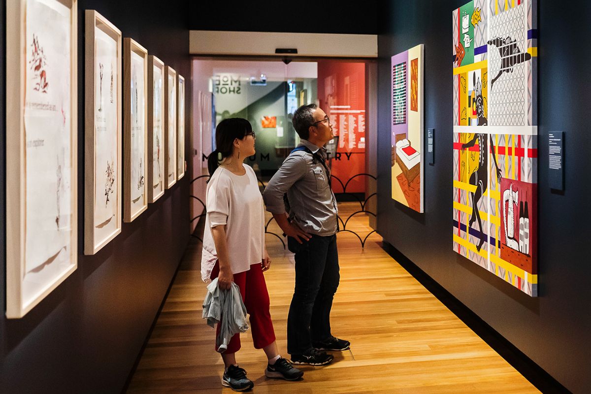 Casal vendo obras de arte do Brisbane Museum