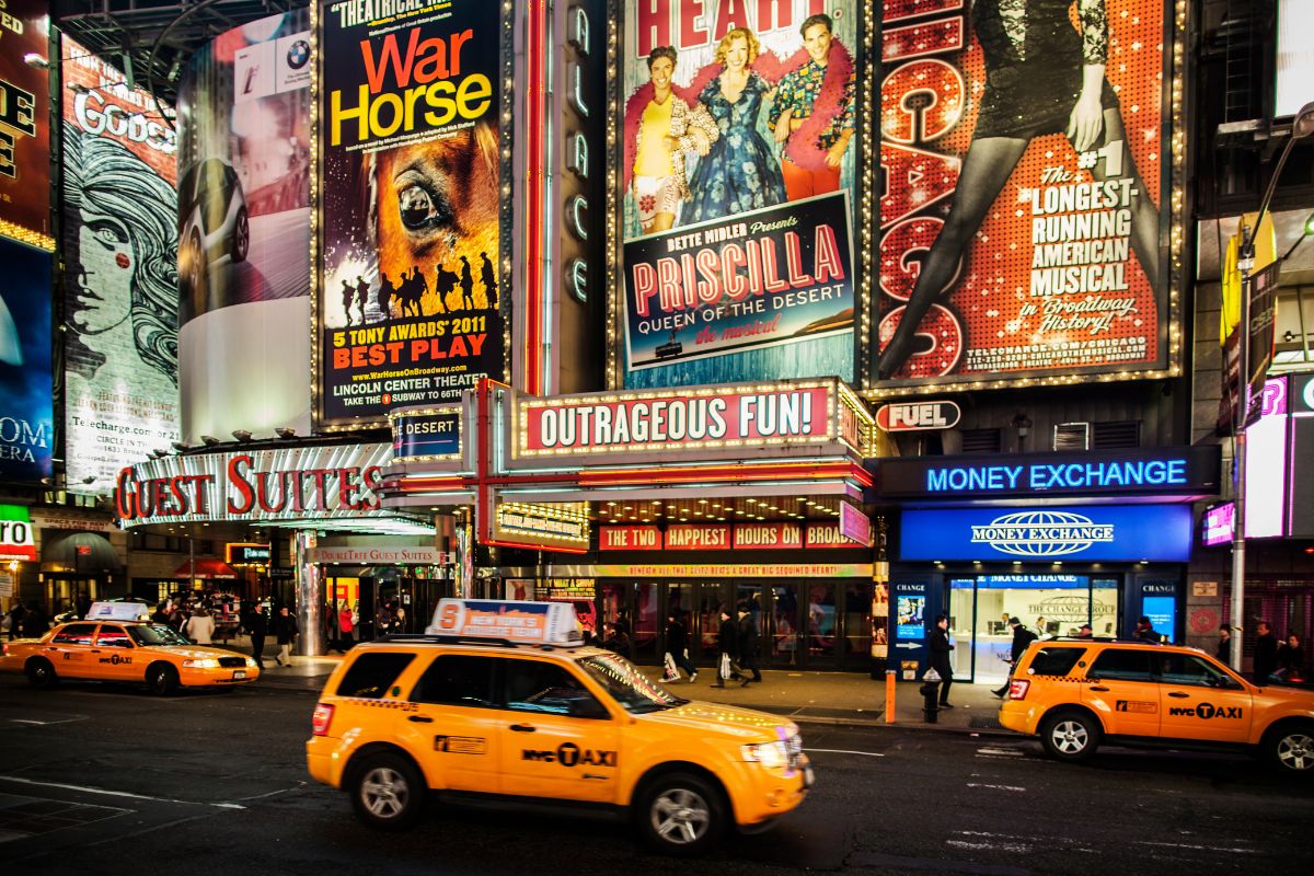 Rua da Broadway, Nova York, com painéis de musicais