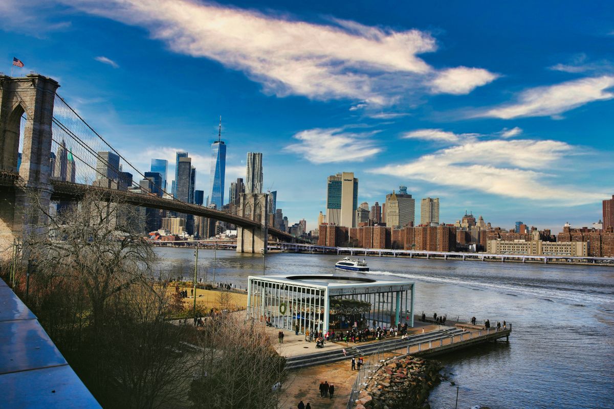 Panorama do Brooklyn Bridge Park com carrossel