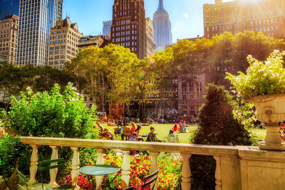 Dia ensolarado no Bryant Park, Nova York