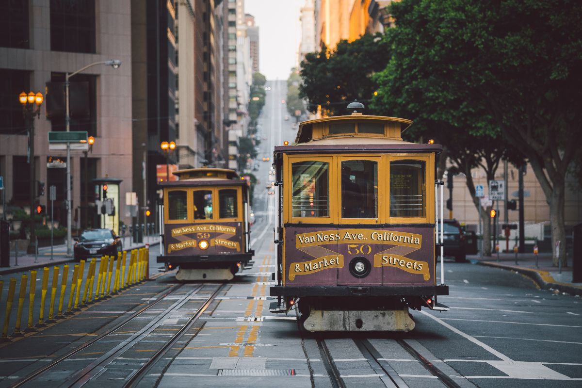 Dois Cable Cars nas ruas de San Francisco, Califórnia