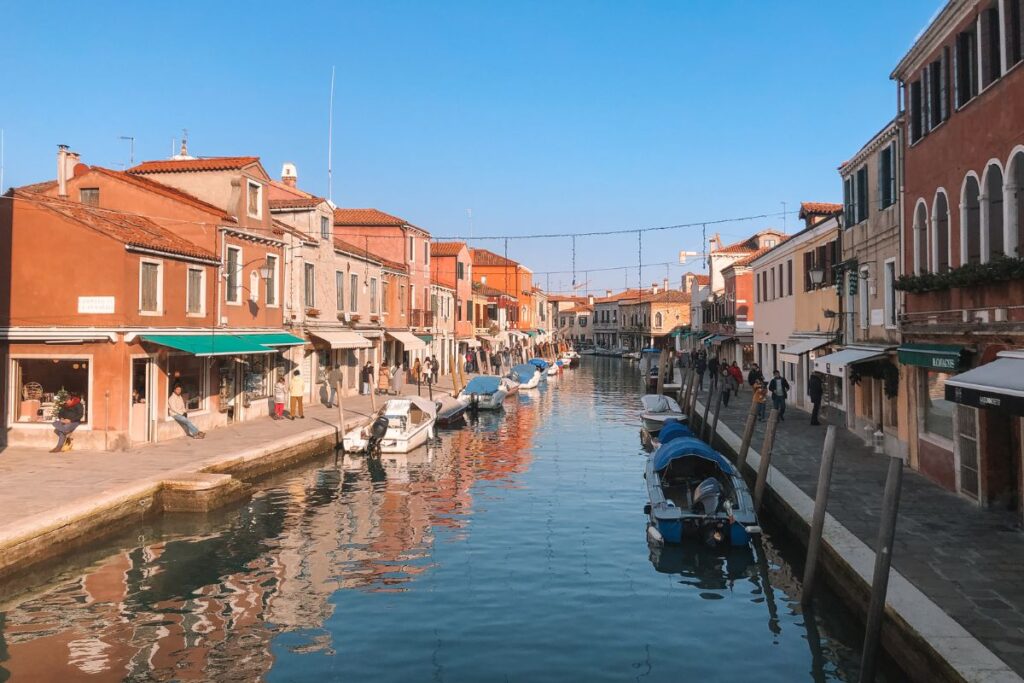 Canal pacato em Murano, na Itália