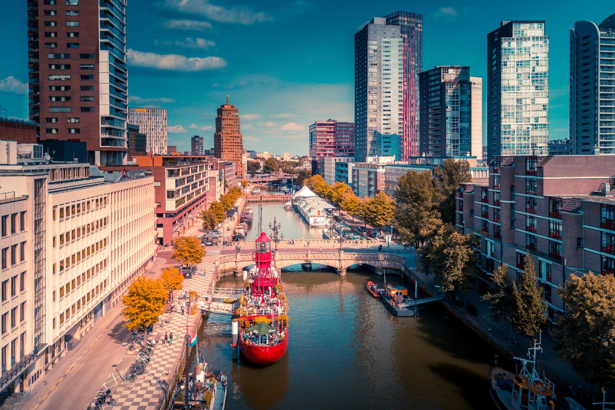 Vista aérea de canal de Rotterdam em dia ensolarado