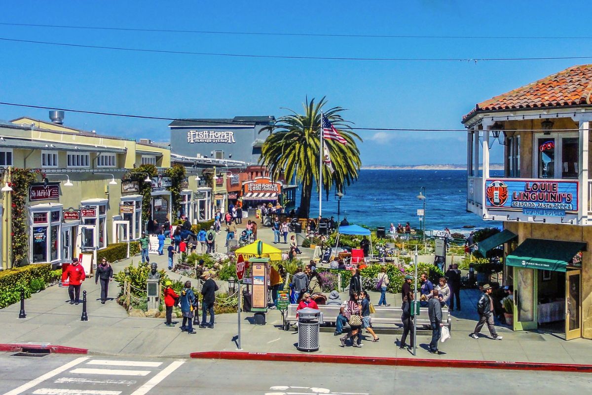 Área movimentada da rua Cannery Row em Monterey