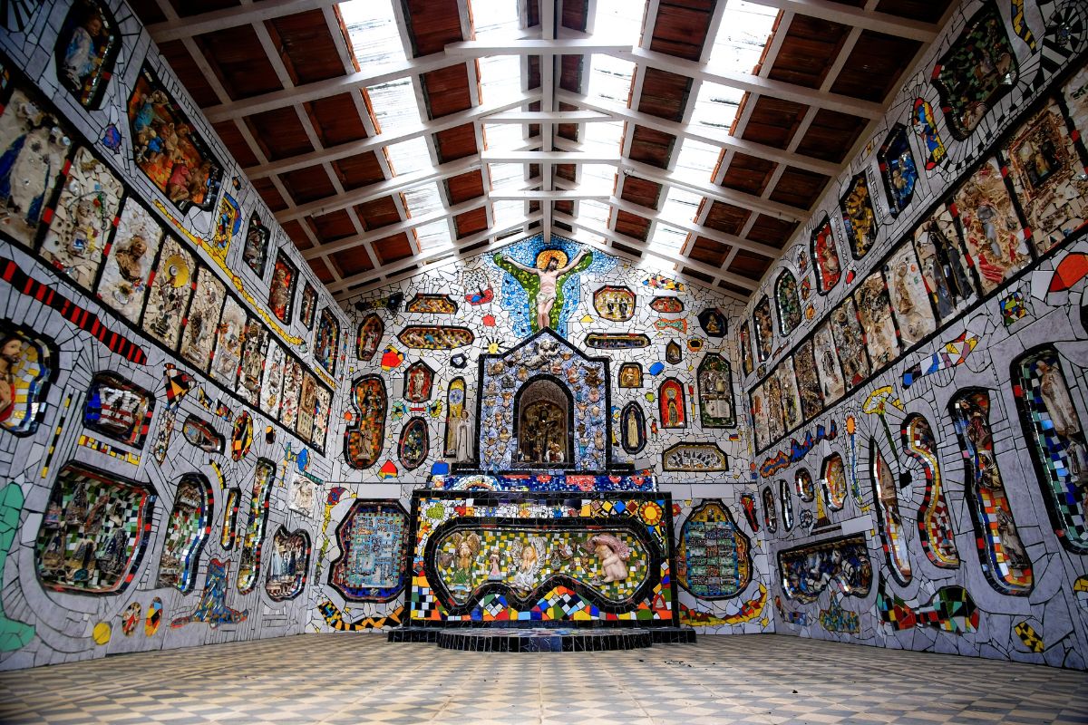 Interior de uma das capelas de mosaico de São Bento do Sapucaí