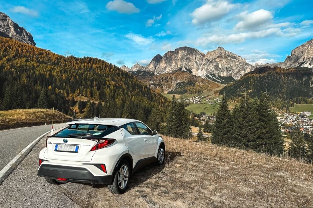 Carro estacionado em estrada nas Dolomitas