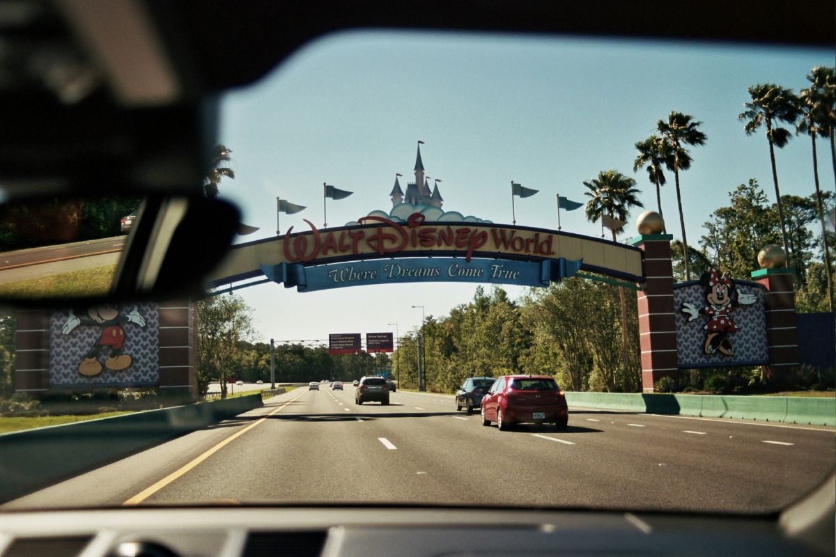 Foto tirada de dentro do carro entrando no complexo Disney