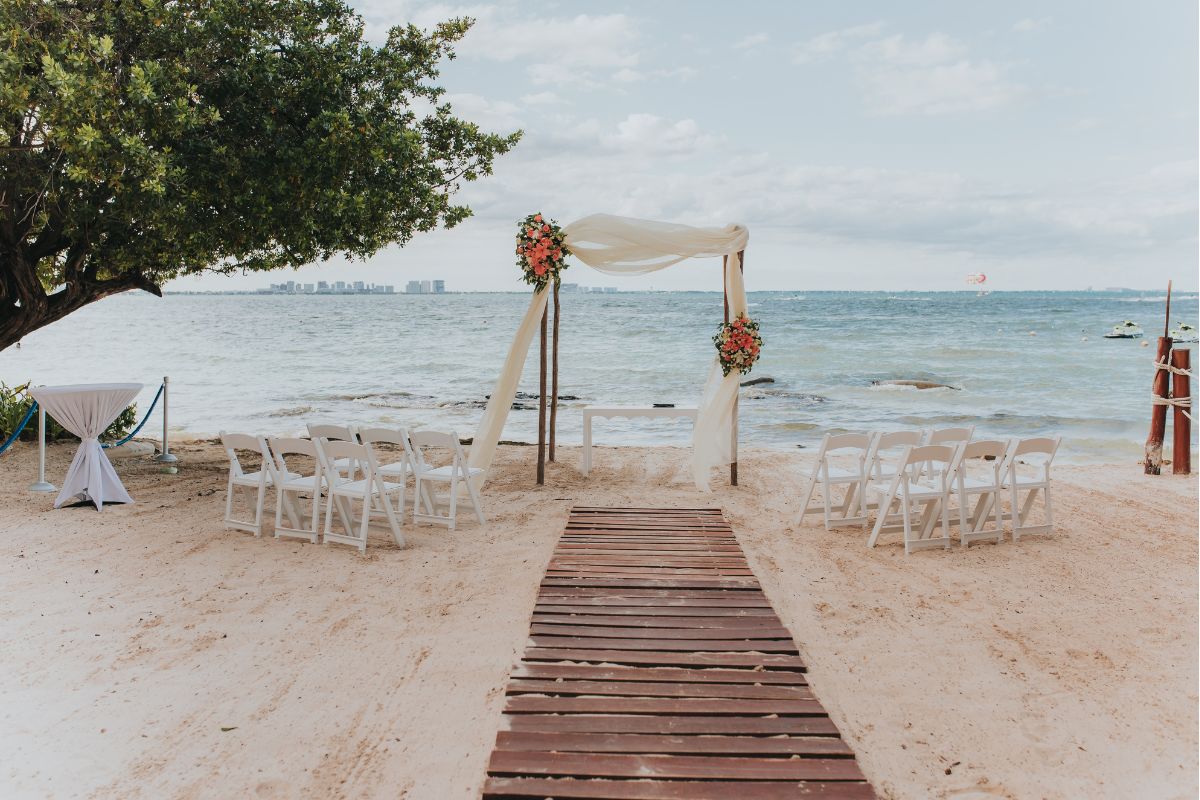 Estrutura para pequena cerimônia de casamento na praia de Cancún