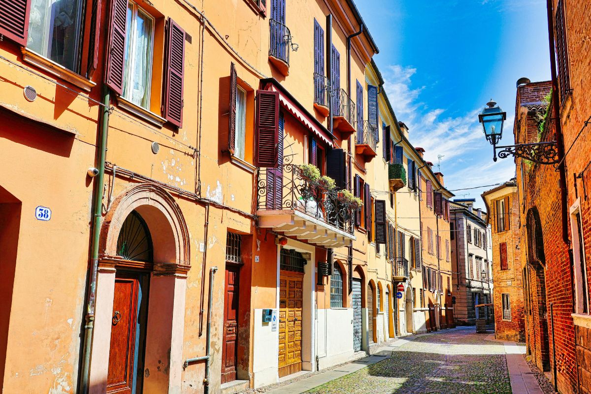 Rua com casas antigas no centro de Ferrara