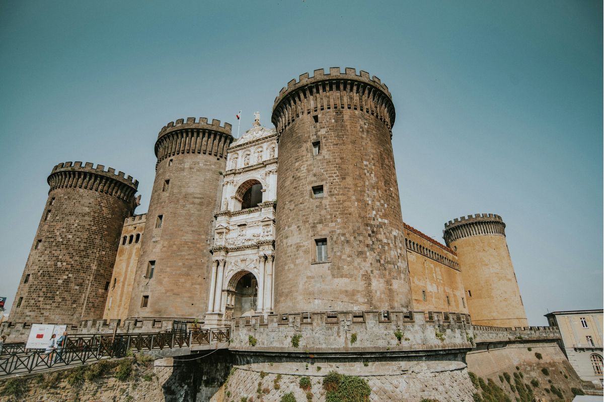 Castel Nuovo de Nápoles visto de frente