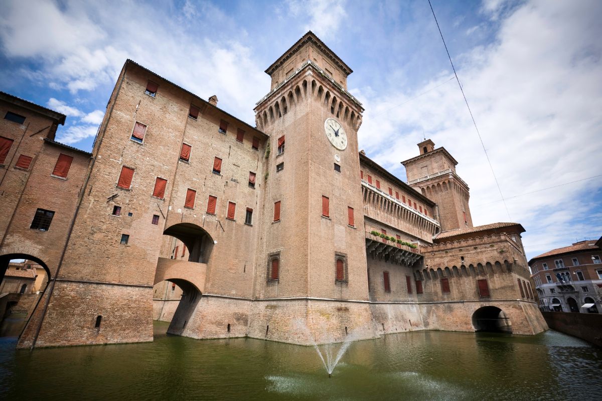 Fachada do Castello Estense protegido por grande fosso