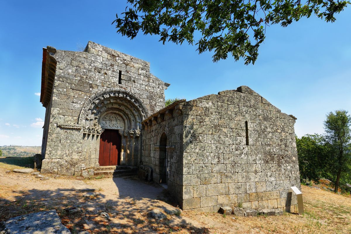 Ruínas da igreja de São Salvador no Douro, Portugal