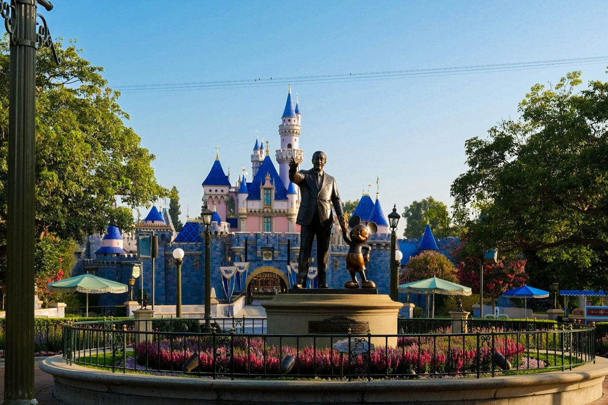 Estátua do Walt Disney e do Mickey com Castelo ao fundo