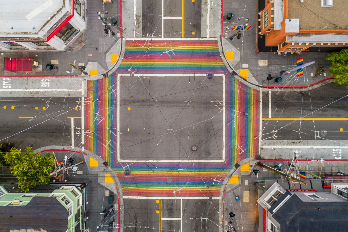 Foto aérea da Rainbow Crosswalk no bairro The Castro