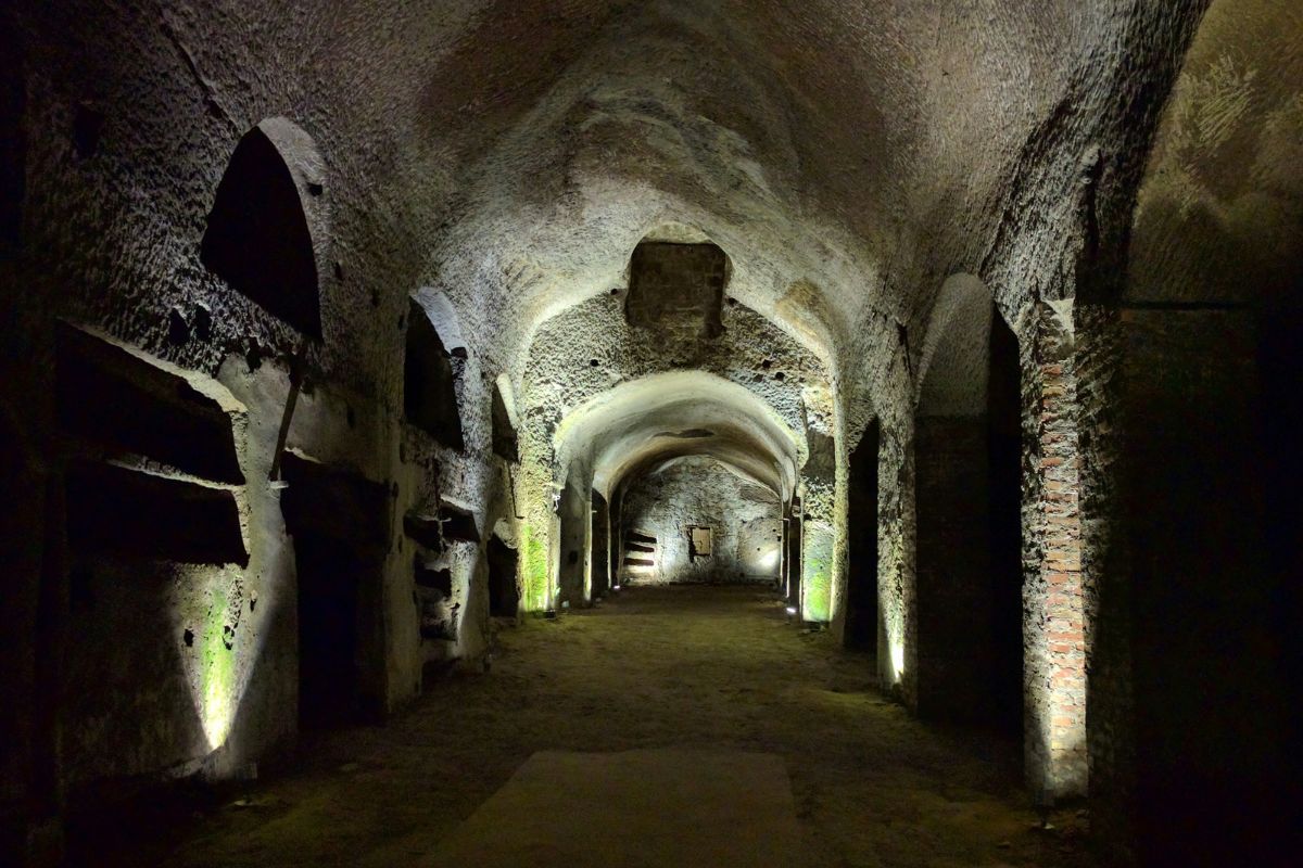 Túneis subterrâneos das Catacumbas de San Gennaro