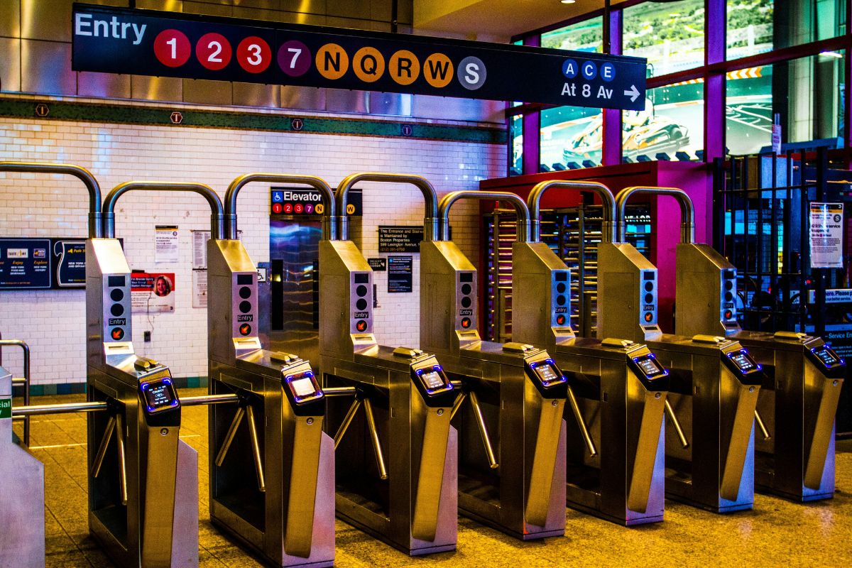 Catracas na entrada da estação de metrô de Nova York