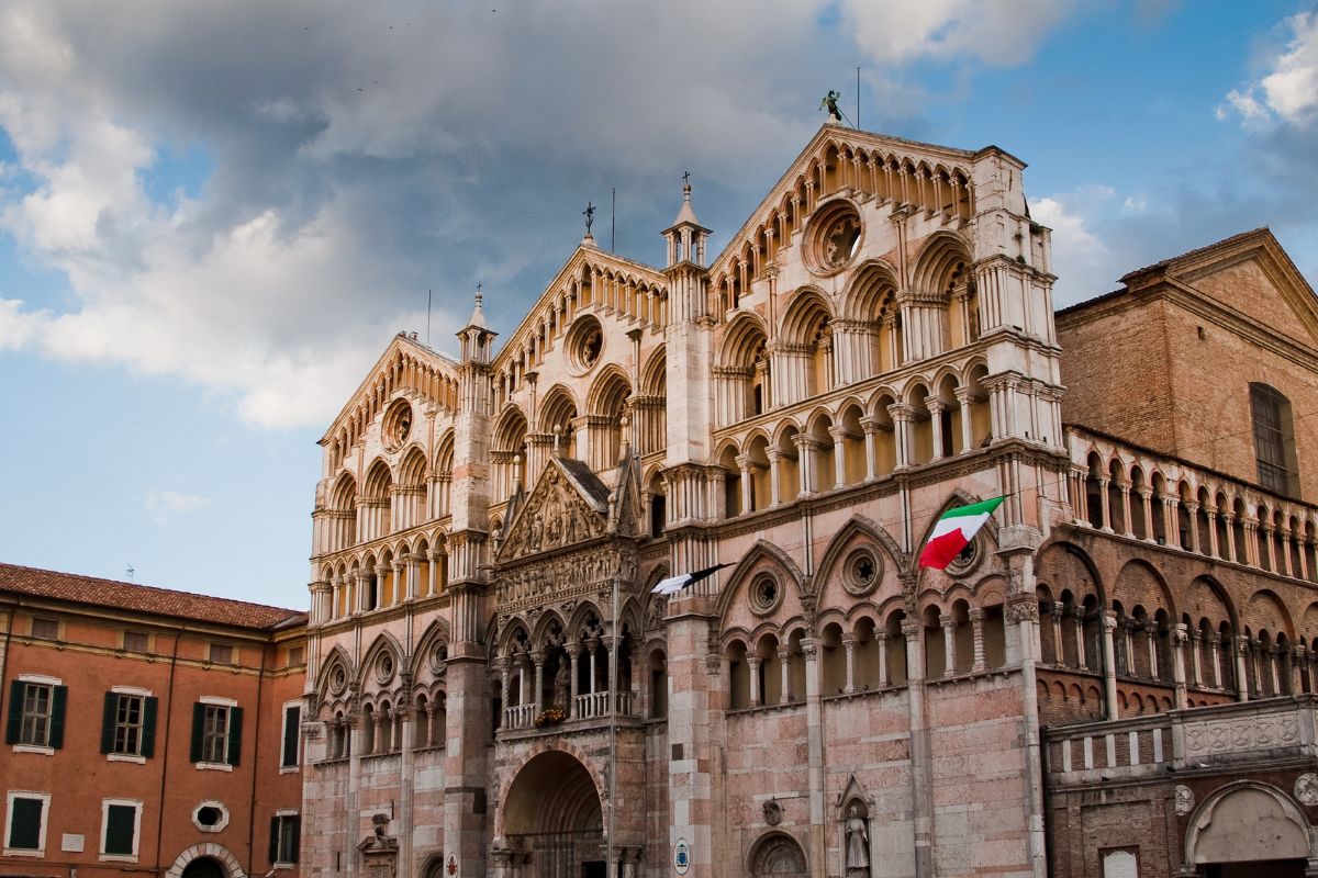 Fachada da Cattedrale di San Giorgio Martire em Ferrara