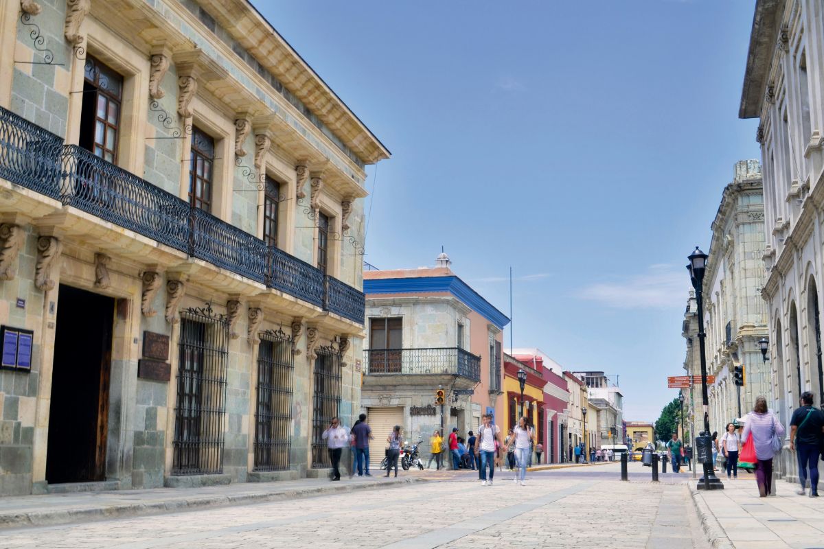 Pedestres caminhando no centro histórico de Oaxaca