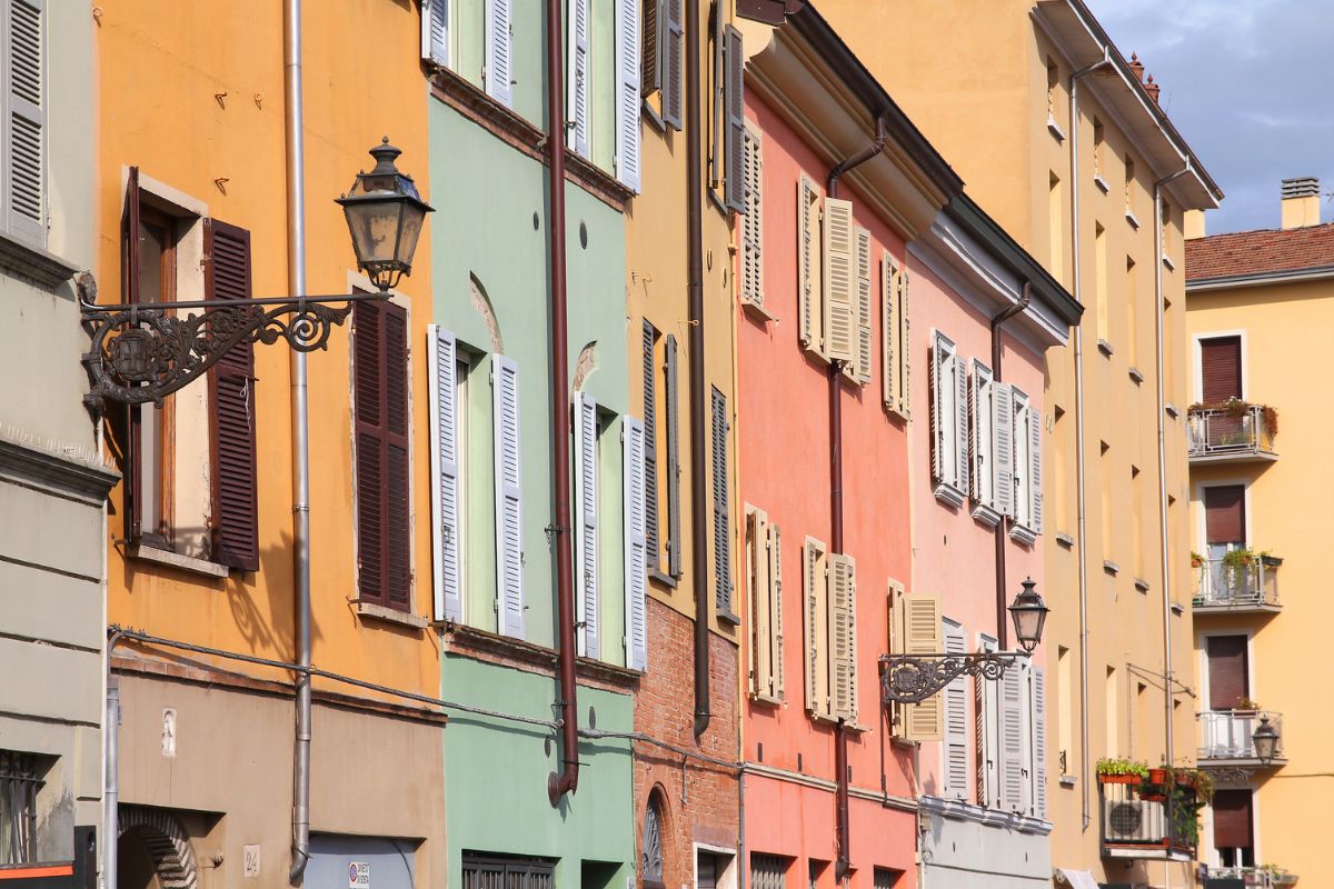 Fachadas de casas coloridas no centro histórico