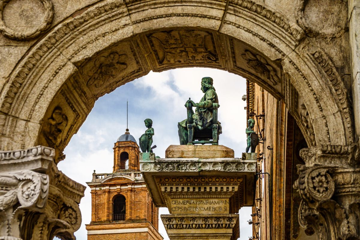 Detalhes da arquitetura histórica de Ferrara