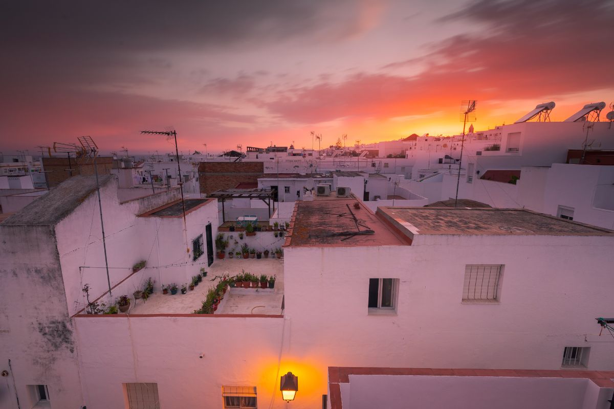 Pôr do sol no centro histórico de Conil de la Frontera