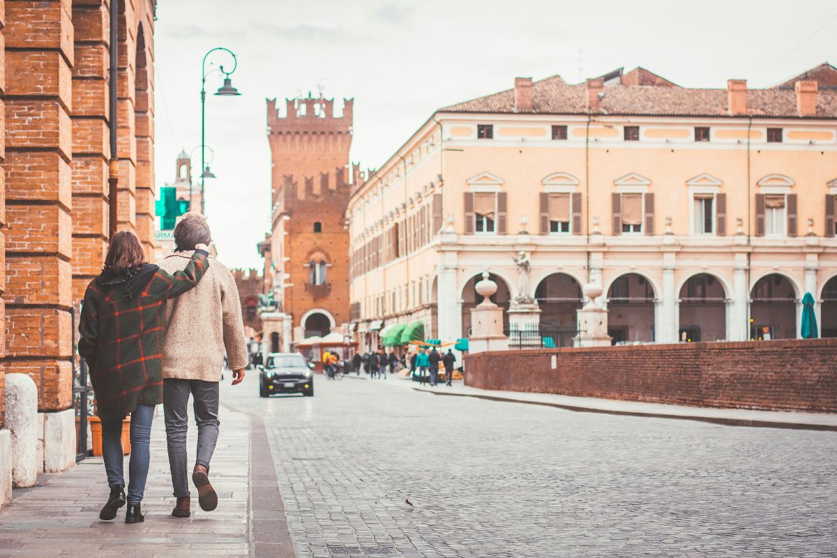 Casal caminhando pelo centro histórico de Ferrara