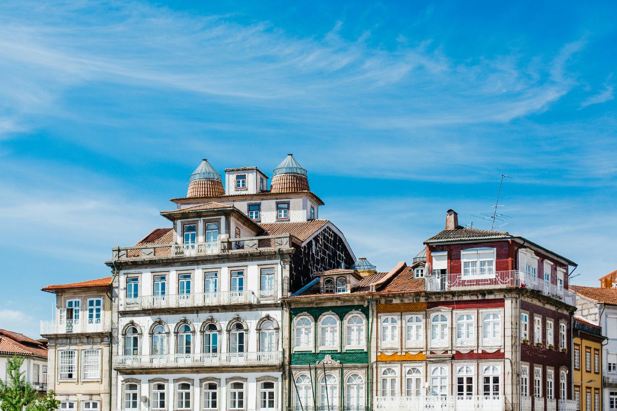 Casas históricas no Largo do Toural, em Guimarães