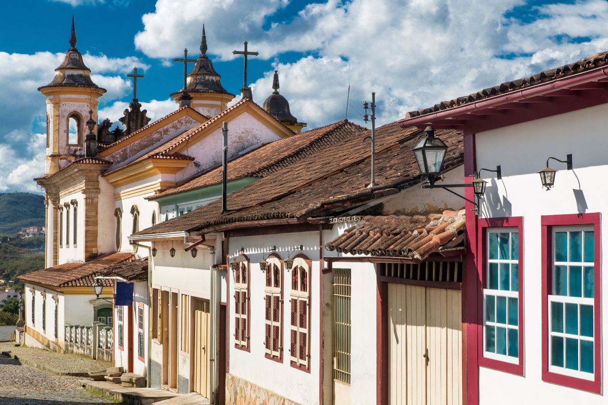 Rua do centro histórico de Mariana com casas coloniais