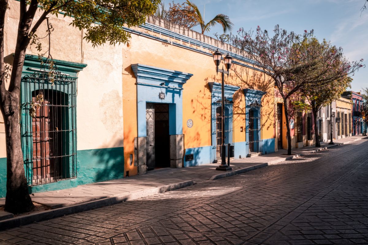 Rua do centro histórico de Oaxaca, México