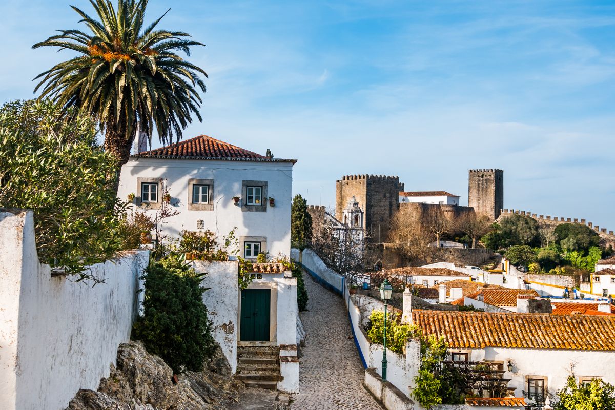 Rua de Óbidos com casas antigas, Portugal