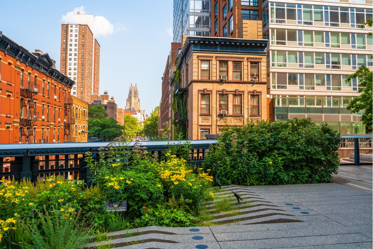 High Line Park com edifícios do bairro do Chelsea ao fundo