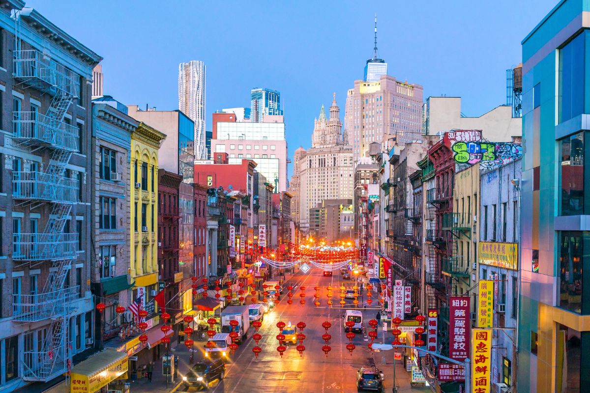 Rua de Chinatown em Nova York com adornos típicos chineses