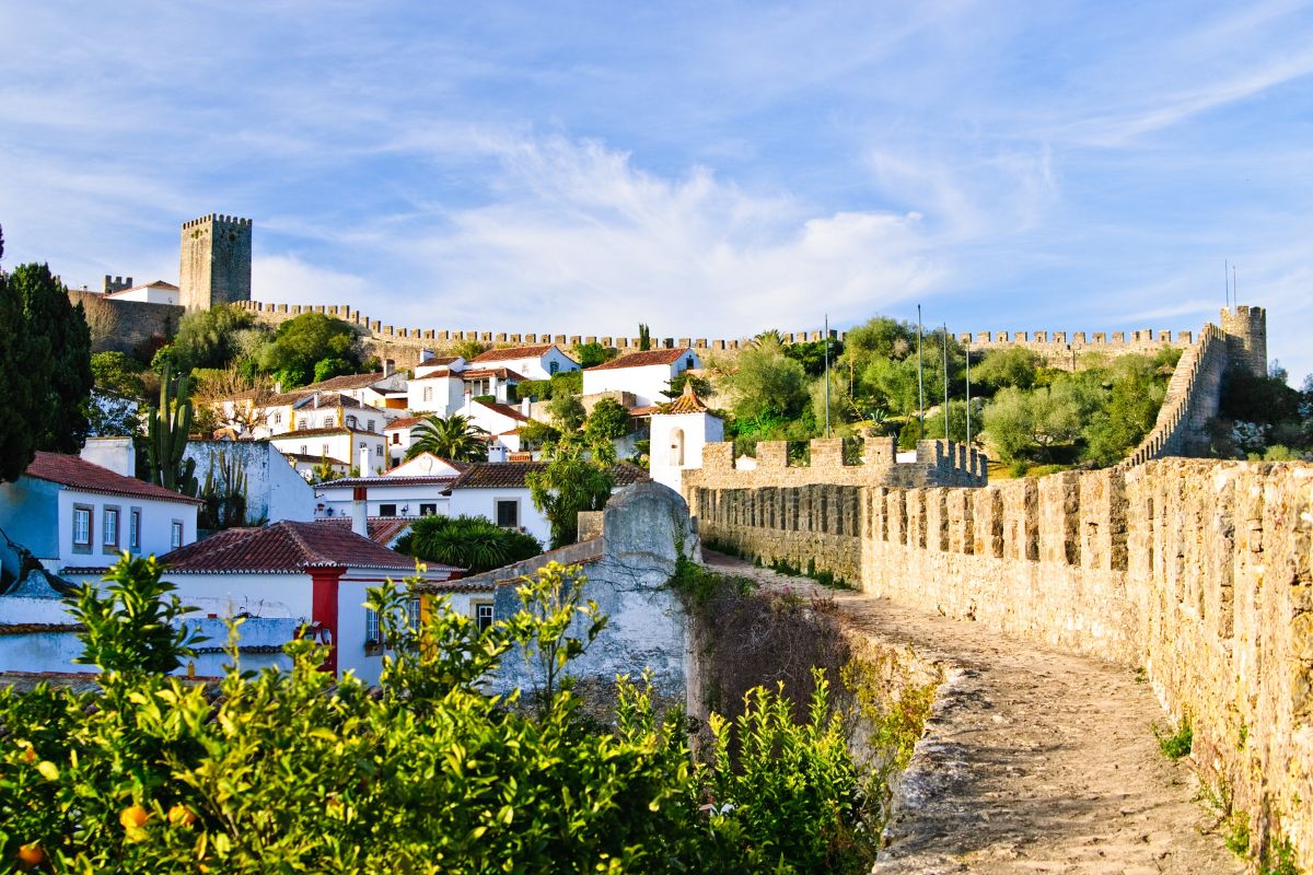 Cidade de Óbidos dentro de muralhas medievais